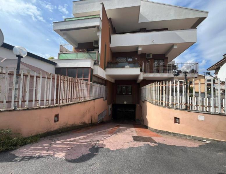 negozio in vendita a Roma in zona Appio Claudio
