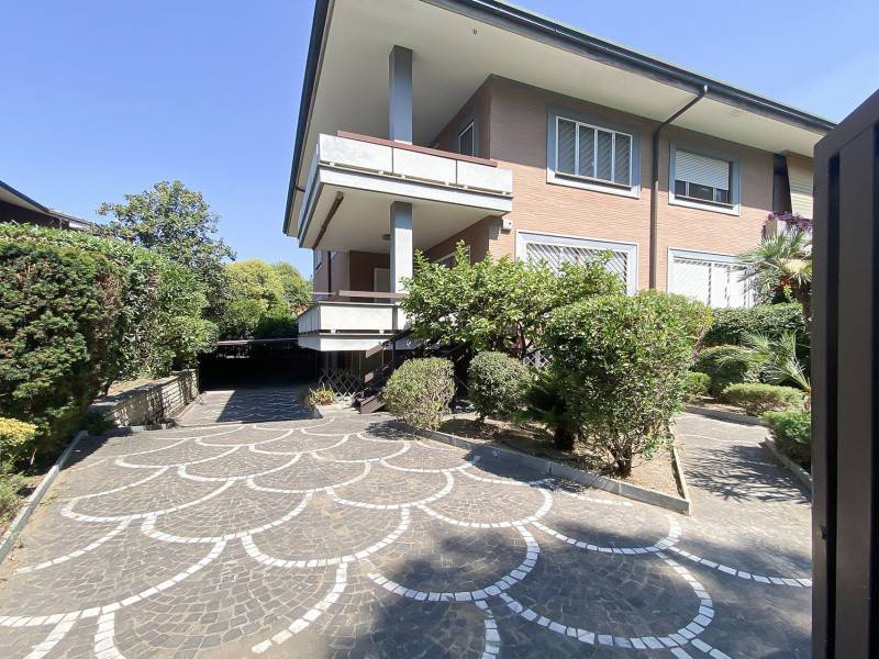 casa indipendente in vendita a Roma in zona Casal Palocco