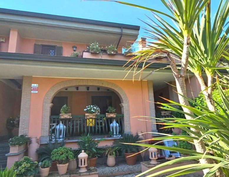 casa indipendente in vendita a Roma in zona Sette Bagni