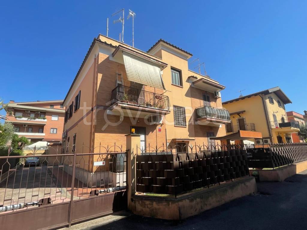 appartamento in vendita a Roma in zona Casal Morena