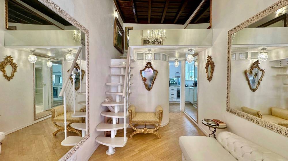 appartamento in vendita a Roma in zona Pigna - Sant'Angelo