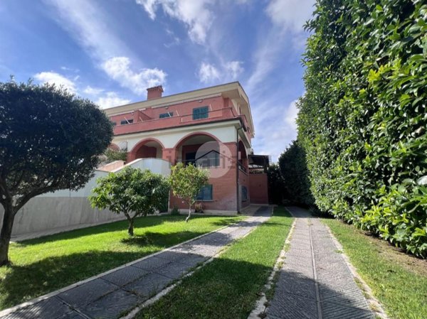 casa indipendente in vendita a Roma in zona Mezzocammino