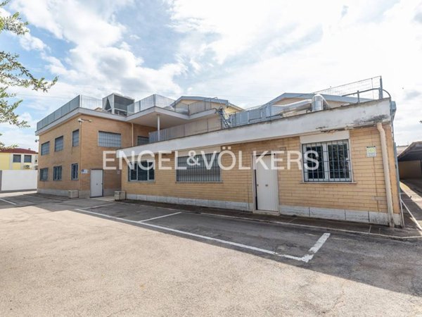 negozio in vendita a Roma in zona San Basilio
