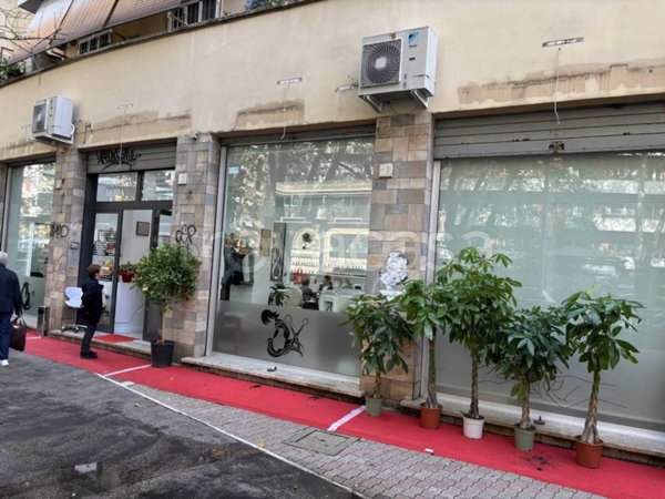 negozio in vendita a Roma in zona Cinecittà