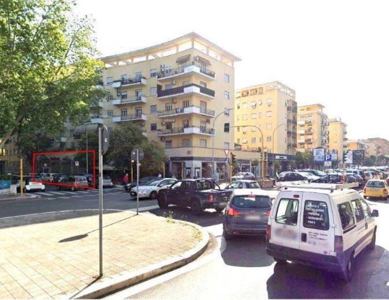 locale commerciale in vendita a Roma in zona Cinecittà