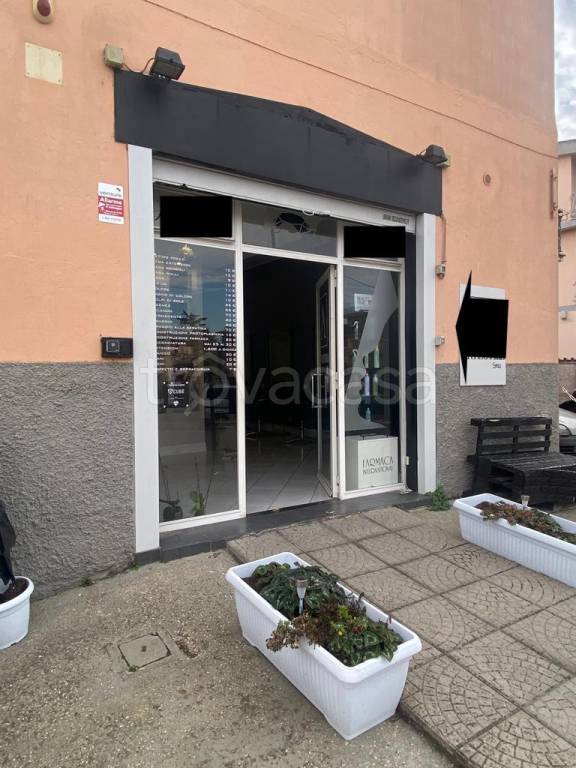 locale commerciale in vendita a Roma in zona Acilia