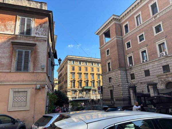 appartamento in vendita a Roma in zona Rione Regola