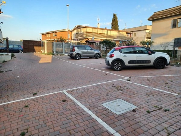 locale commerciale in vendita a Roma in zona Dragona/Bagnoletto