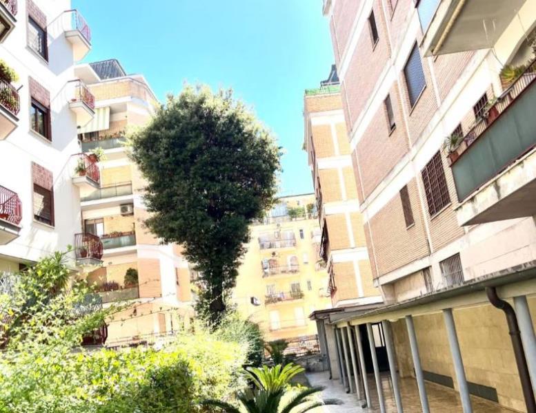 appartamento in vendita a Roma in zona Ardeatino