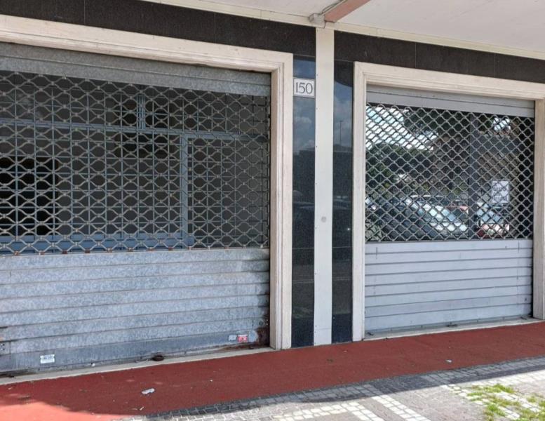 locale commerciale in vendita a Roma in zona Acilia