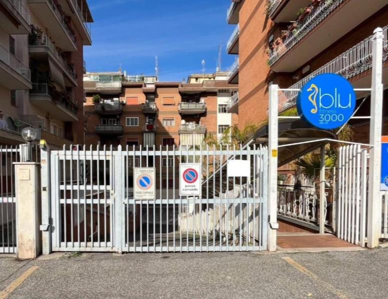 negozio in vendita a Roma in zona Collatino