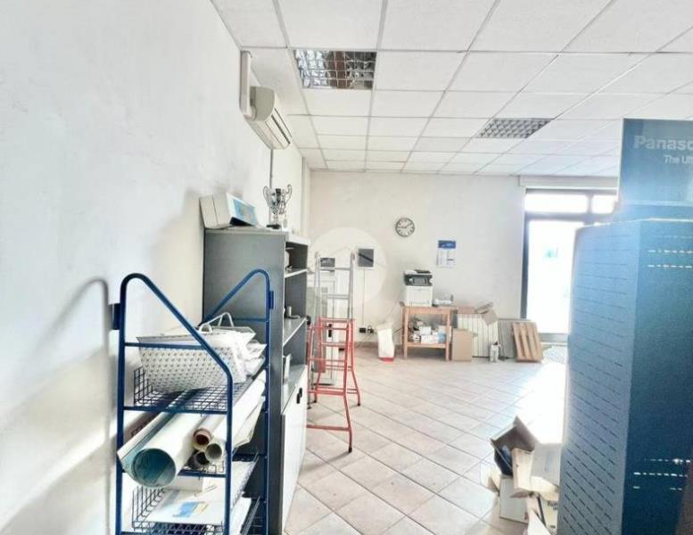 locale commerciale in vendita a Roma in zona Borghesiana