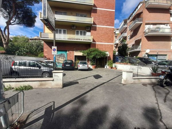 negozio in vendita a Roma in zona Primavalle