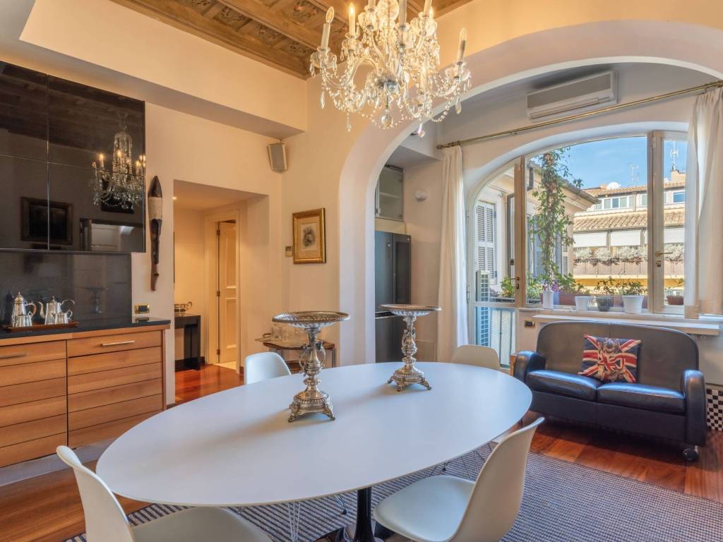 appartamento in vendita a Roma in zona Trevi-Colonna