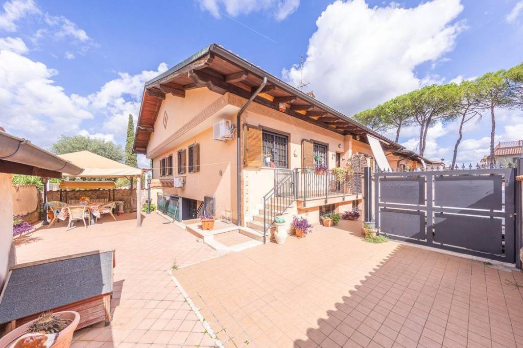casa indipendente in vendita a Roma in zona Giardini di Corcolle