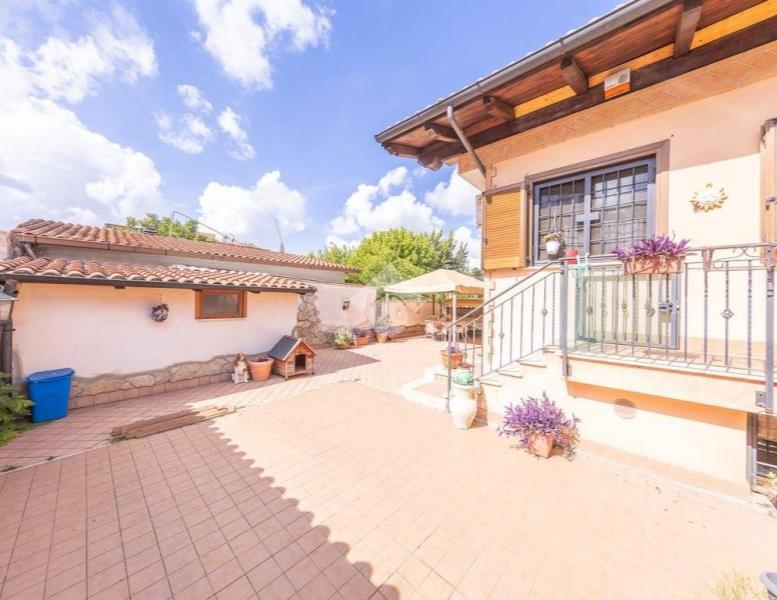 casa indipendente in vendita a Roma in zona Giardini di Corcolle