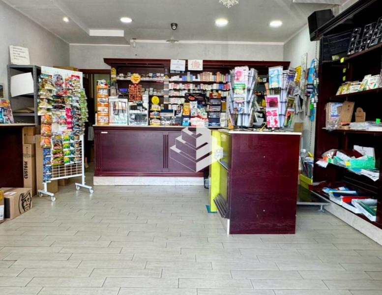 locale commerciale in vendita a Roma in zona Ponte di Nona