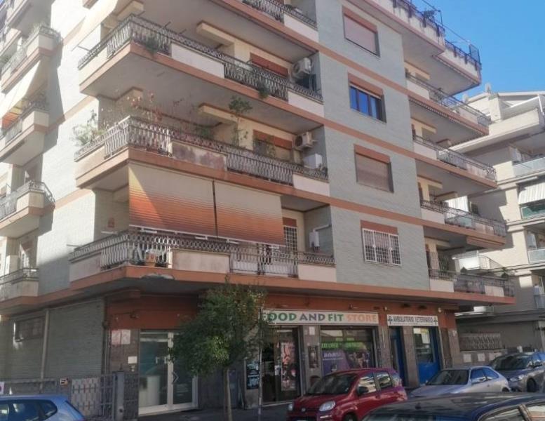 locale commerciale in vendita a Roma in zona Ostia