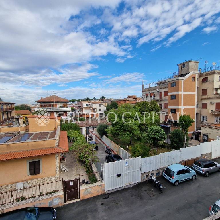 appartamento in vendita a Roma in zona Torre Angela