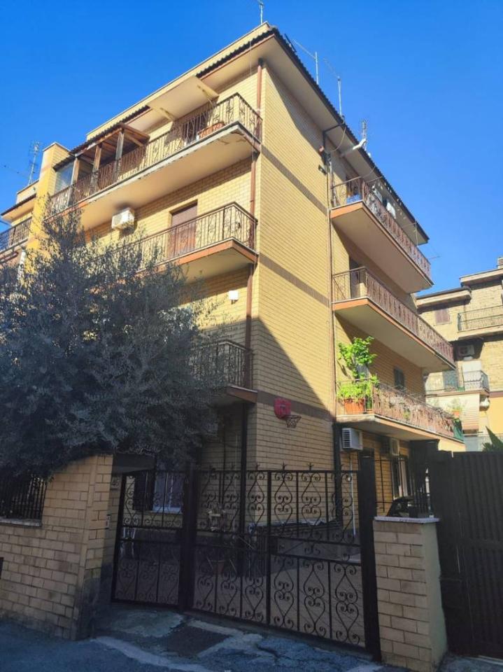 appartamento in vendita a Roma in zona Torre Angela