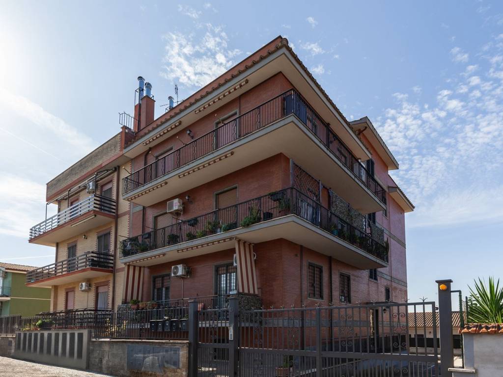 appartamento in vendita a Roma in zona Valle Muricana
