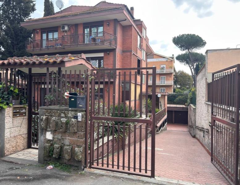 locale commerciale in vendita a Roma in zona Appio Claudio
