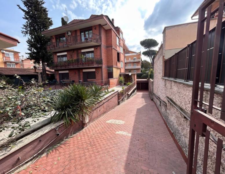 locale commerciale in vendita a Roma in zona Appio Claudio