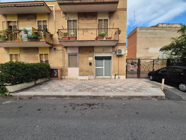 negozio in vendita a Roma in zona Torre Gaia