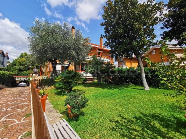 casa indipendente in vendita a Roma in zona Axa