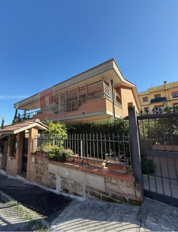 appartamento in vendita a Roma in zona Lunghezza
