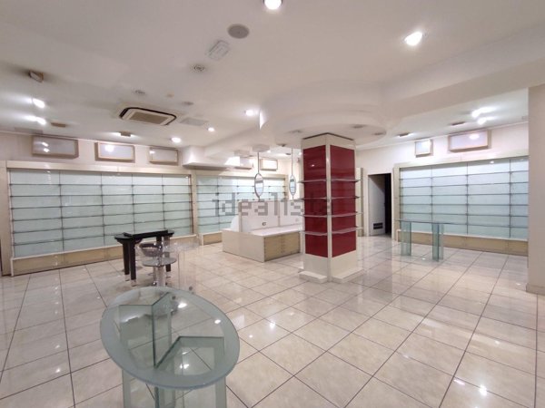 locale commerciale in vendita a Roma in zona Ardeatino