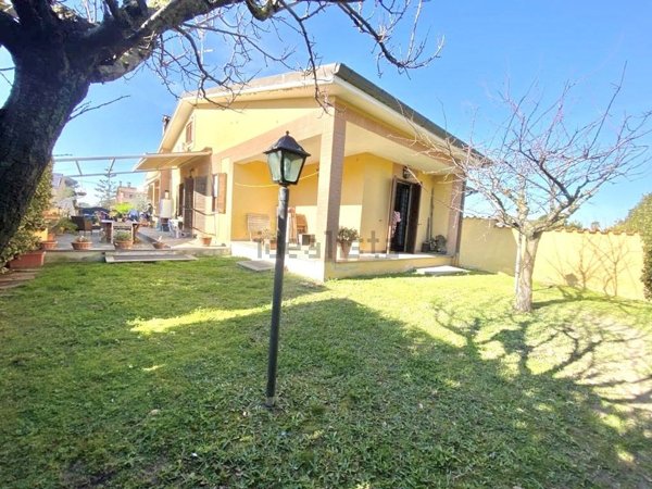 casa indipendente in vendita a Roma in zona Infernetto