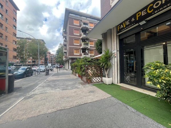 negozio in vendita a Roma in zona Tuscolano