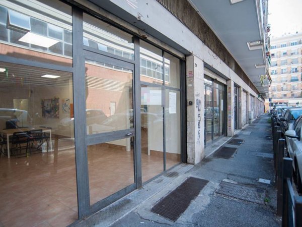 negozio in vendita a Roma in zona Tuscolano