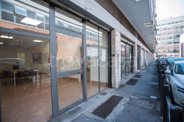 negozio in vendita a Roma in zona Tuscolano