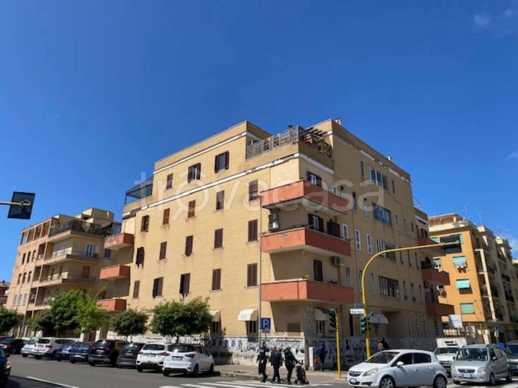 appartamento in vendita a Roma in zona Ostia