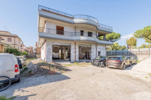 appartamento in vendita a Roma in zona Torre Angela