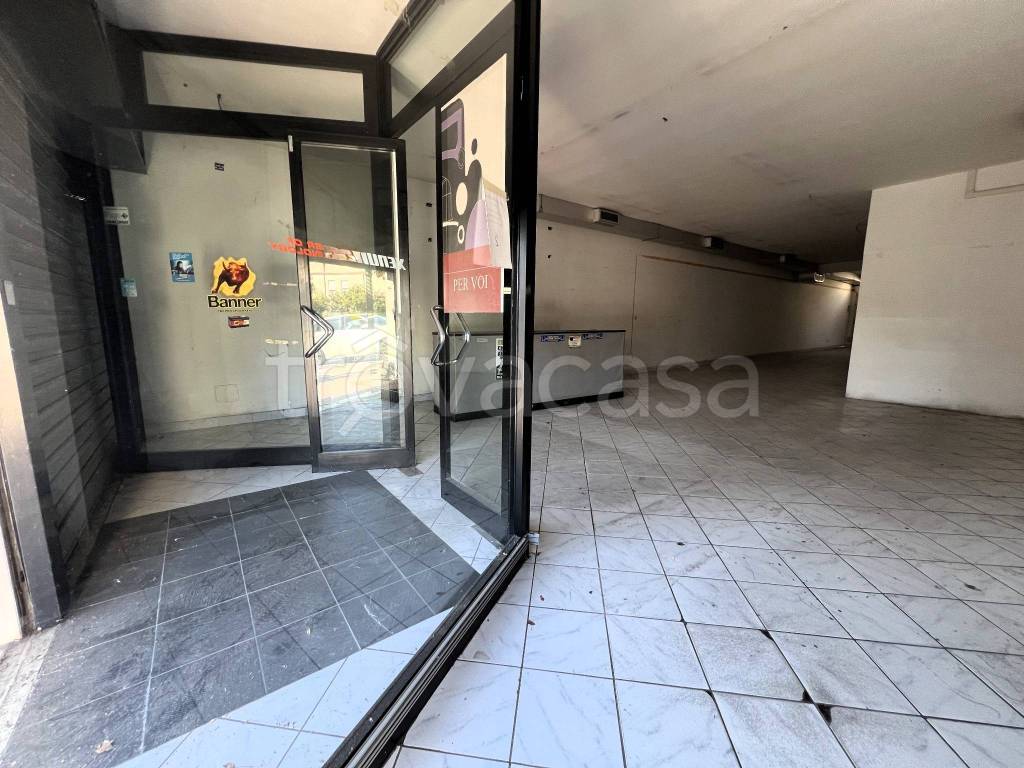 negozio in vendita a Roma in zona Acilia