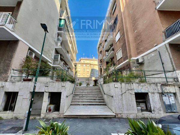 appartamento in vendita a Roma in zona Ardeatino