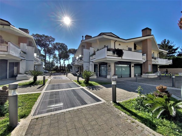 locale commerciale in vendita a Roma in zona Casal Palocco
