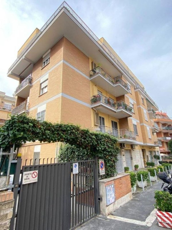 appartamento in vendita a Roma in zona Corviale