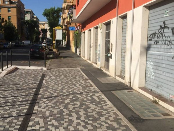 negozio in vendita a Roma in zona Cinecittà