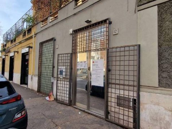 negozio in vendita a Roma in zona Tuscolano
