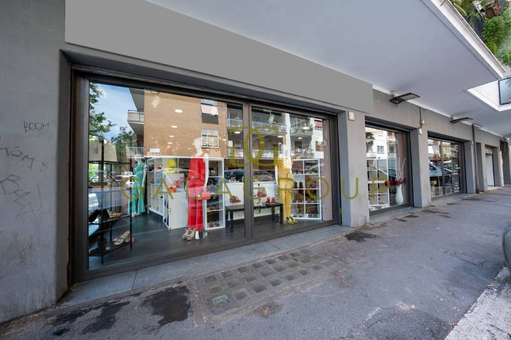 negozio in vendita a Roma in zona Cinecittà