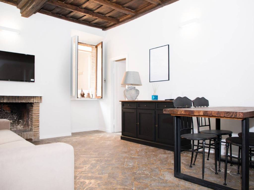 appartamento in vendita a Roma in zona Rione Monti/Campitelli