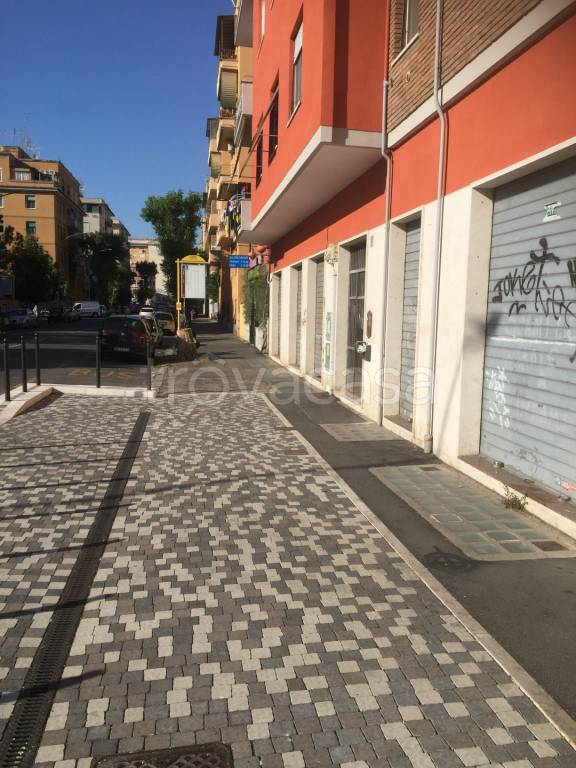 negozio in vendita a Roma in zona Appio Claudio