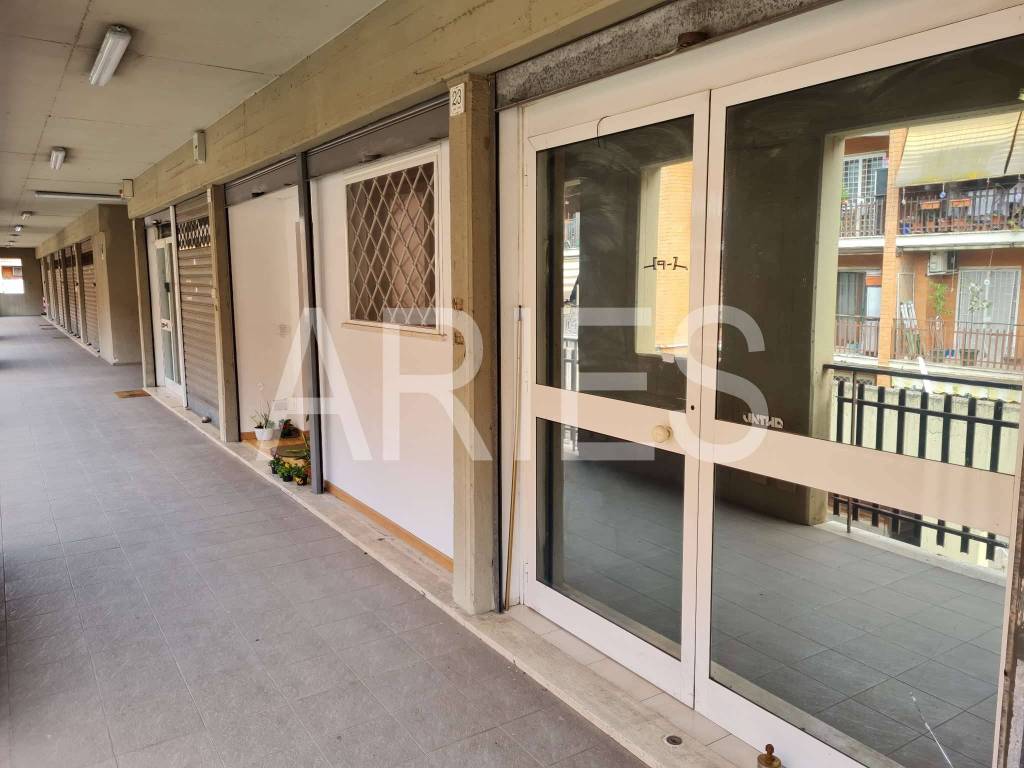 negozio in vendita a Roma in zona Acilia