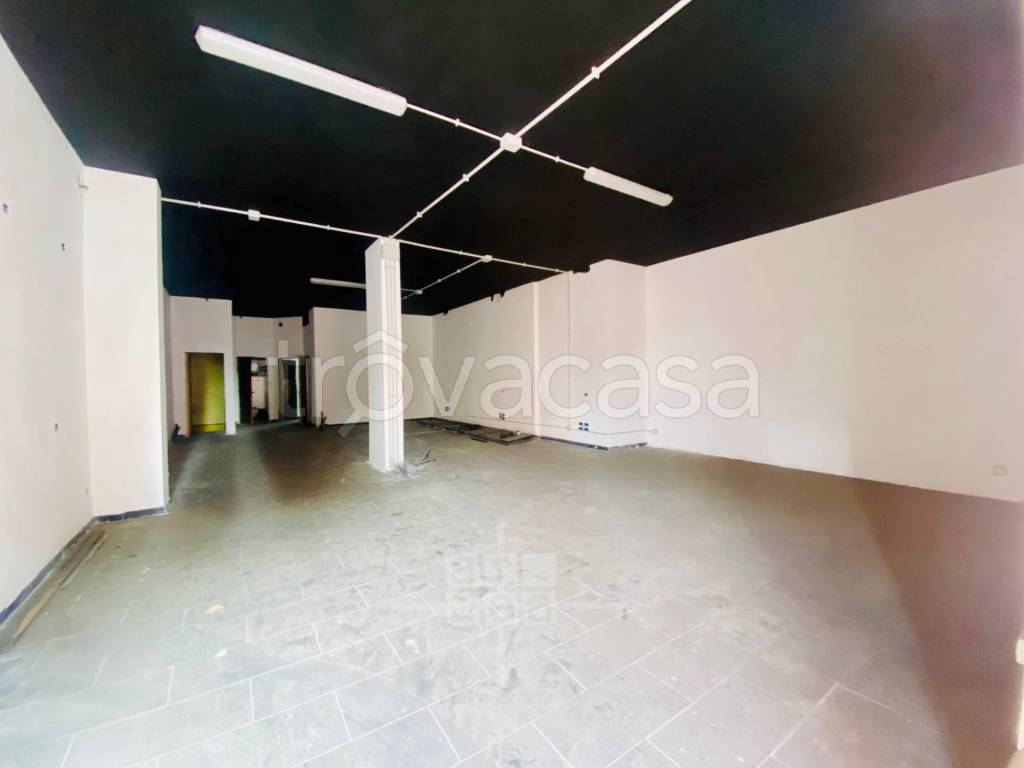 negozio in vendita a Roma in zona Torre Angela