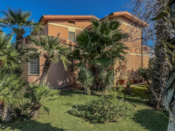 casa indipendente in vendita a Roma in zona Infernetto