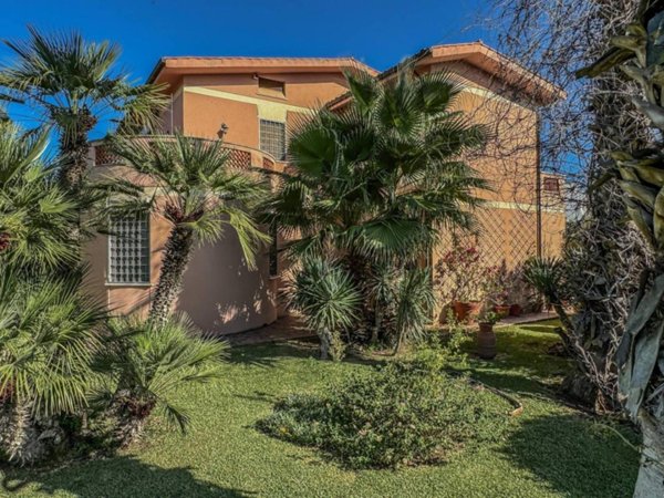 casa indipendente in vendita a Roma in zona Infernetto
